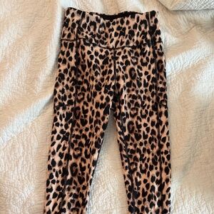 Victoria Sport cheetah leggings